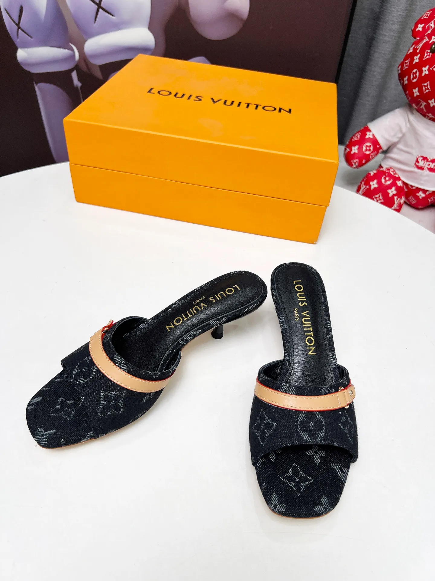 👟👟Ex-factory price 440👟👟 LV new denim kitten heel slippers 2025 summer must-have for goddesses, original replica, super comfortable on the feet. Show off the queen's temperament, the heel height is 5.5CM, which shows your temperament without being tiring. Standard code: 35-42 (41 and 42 codes are customized, non-returnable and non-exchangeable)